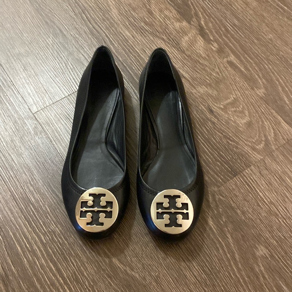 Tory Burch black leather flats with silver logo detail. Great condition. 8.5